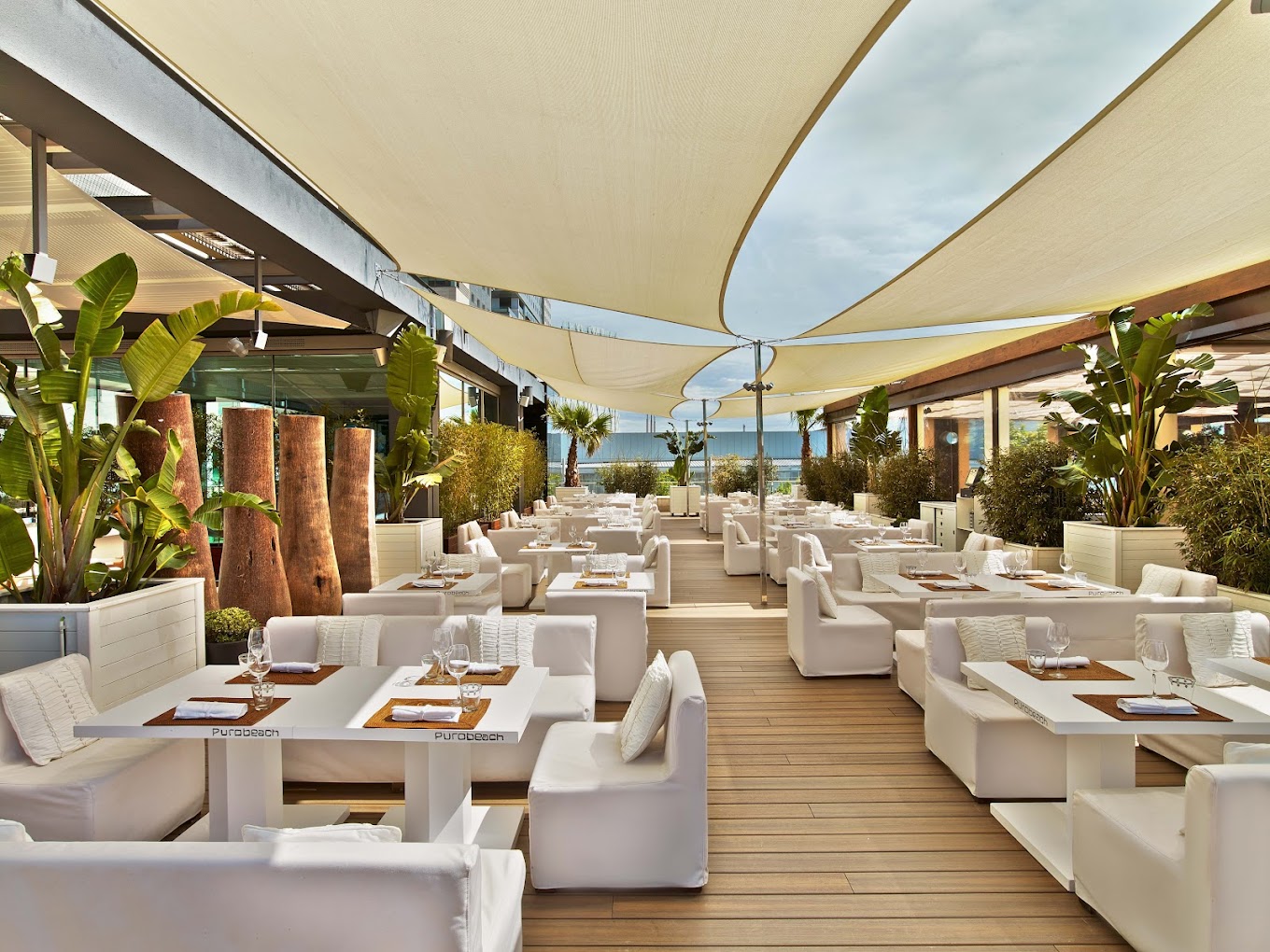 Purobeach-Barcelona-Restaurant-Tables